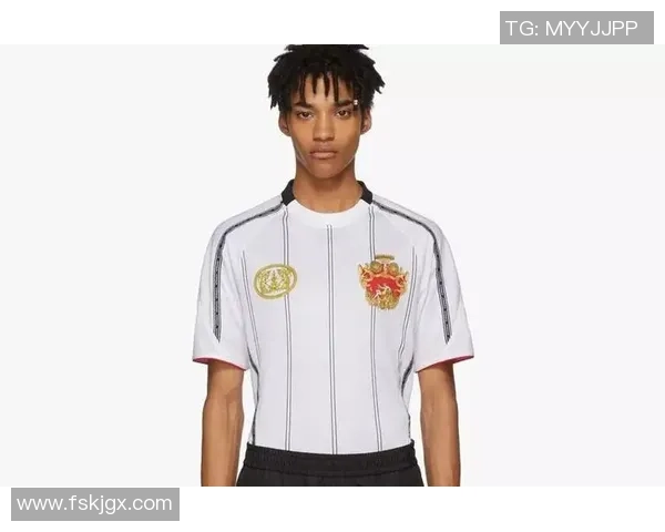 足球明星穿衣风格大揭秘：从场上到场下的时尚演绎与潮流趋势