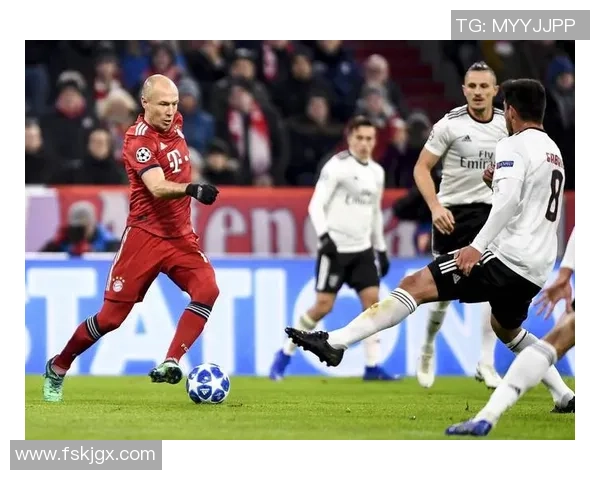 足球球星过人技巧解析 如何通过灵活运用突破敌人防线创造进攻机会