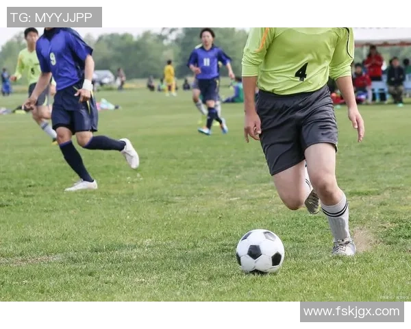 泰国帅气足球男神球星崛起绿茵赛场展现激情与魅力风采