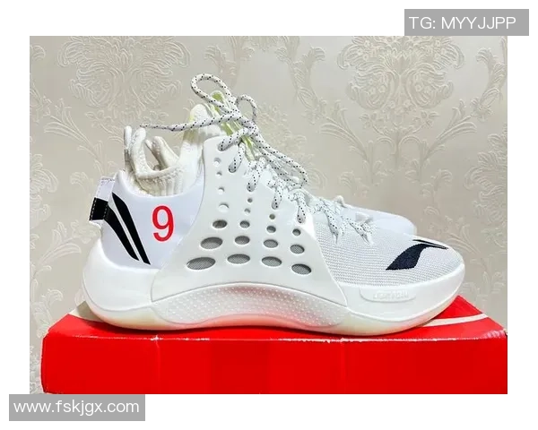 足球球星鞋码揭秘不同巨星脚大小对球场表现的影响 足球球星鞋码揭秘不同巨星脚大小对球场表现的影响